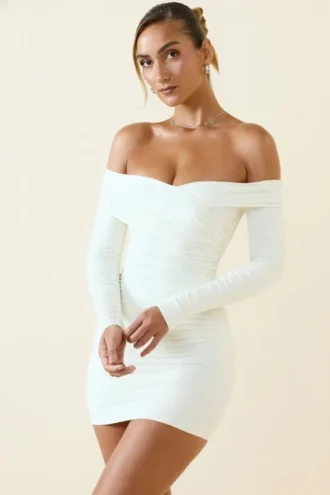 Rosanna off-shoulder minikjole med rynker i vanilje