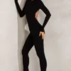 Rumer jumpsuit med høy hals og åpen rygg i svart