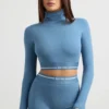 Ryggløs turtleneck-crop-top med lange ermer i stålblå