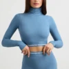 Ryggløs turtleneck-crop-top med lange ermer i stålblå
