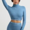 Ryggløs turtleneck-crop-top med lange ermer i stålblå