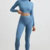 Ryggløs turtleneck-crop-top med lange ermer i stålblå