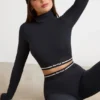 Ryggløs turtleneck-crop-top med lange ermer i svart