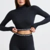 Ryggløs turtleneck-crop-top med lange ermer i svart