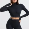 Ryggløs turtleneck-crop-top med lange ermer i svart