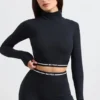 Ryggløs turtleneck-crop-top med lange ermer i svart