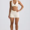 Rynket minishorts i elfenben melert