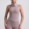 Sakari ribbestrikket turtleneck-top med åpen rygg i taupe