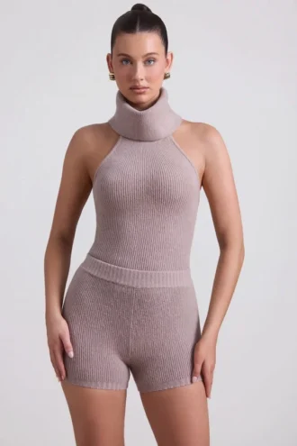 Sakari ribbestrikket turtleneck-top med åpen rygg i taupe