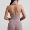 Sakari ribbestrikket turtleneck-top med åpen rygg i taupe
