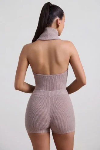 Sakari ribbestrikket turtleneck-top med åpen rygg i taupe