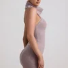 Sakari ribbestrikket turtleneck-top med åpen rygg i taupe