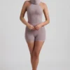 Sakari ribbestrikket turtleneck-top med åpen rygg i taupe