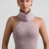 Sakari ribbestrikket turtleneck-top med åpen rygg i taupe