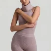 Sakari ribbestrikket turtleneck-top med åpen rygg i taupe