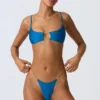 Sanibel bikinitopp med kjede-detaljer og utskjæringer i havblått