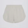 Shorts med knappedetaljer og middels høy midje i lysegrå