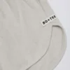 Shorts med knappedetaljer og middels høy midje i lysegrå