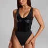 Siana body i svart, glanset vinyl med dyp utringning