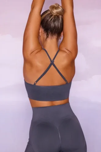 Sømløs crop-top med høy hals i grått