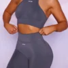 Sømløs crop-top med høy hals i grått