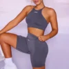 Sømløs crop-top med høy hals i grått