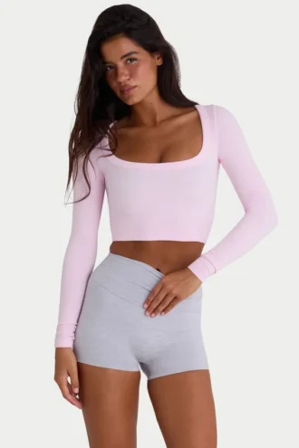 Sømløs, myk ribbet crop-top med utskjæringer i pudderrosa