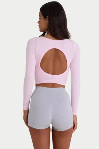 Sømløs, myk ribbet crop-top med utskjæringer i pudderrosa