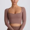 Soft Active crop-top med hjerteutringning i mokka
