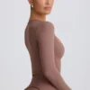 Soft Active crop-top med hjerteutringning i mokka