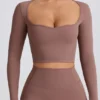 Soft Active crop-top med hjerteutringning i mokka
