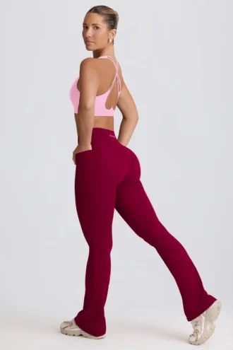 Soft Active leggings med V-formet linning, lommer og utvidet ben i burgunder