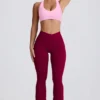 Soft Active leggings med V-formet linning, lommer og utvidet ben i burgunder