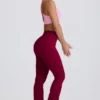 Soft Active leggings med V-formet linning, lommer og utvidet ben i burgunder