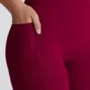 Soft Active leggings med V-formet linning, lommer og utvidet ben i burgunder