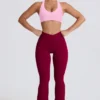 Soft Active leggings med V-formet linning, lommer og utvidet ben i burgunder