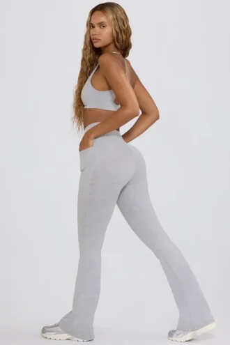 Soft Active leggings med V-formet linning, lommer og utvidet ben i grått