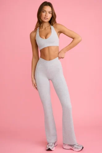 Soft Active leggings med V-formet linning, lommer og utvidet ben i grått