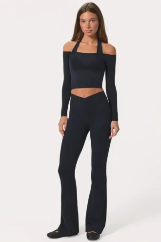 Soft Active leggings med V-hals og utvidet ben i svart