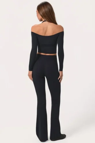 Soft Active leggings med V-hals og utvidet ben i svart
