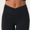 Soft Active leggings med V-hals og utvidet ben i svart