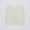 Soft Active minishorts med lommer og V-formet midje i krem