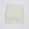 Soft Active minishorts med lommer og V-formet midje i krem