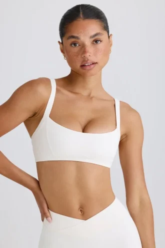Soft Active sports-BH med kontrastkant i hvit