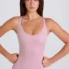 Strikkbody i lagvis kryssrygg i mauve