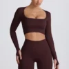 Super Sculpt sømløs kort topp med lange ermer i sjokolade