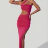Suvi asymmetrisk maxi-kjole med rynket utskjæring i fuchsia