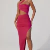 Suvi asymmetrisk maxi-kjole med rynket utskjæring i fuchsia