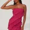 Tatiana bandeau-minikjole med volanger i fuchsia