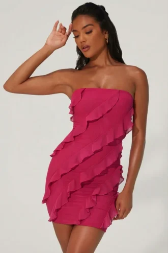 Tatiana bandeau-minikjole med volanger i fuchsia